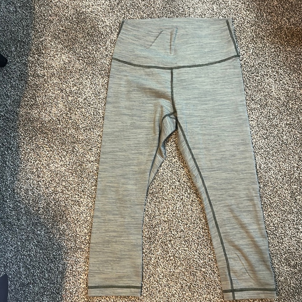 Lululemon crop leggings size 8 PERFECT